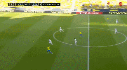 湖人队东契奇与勒布朗·詹姆斯联手完成空接扣篮，击败雄鹿队