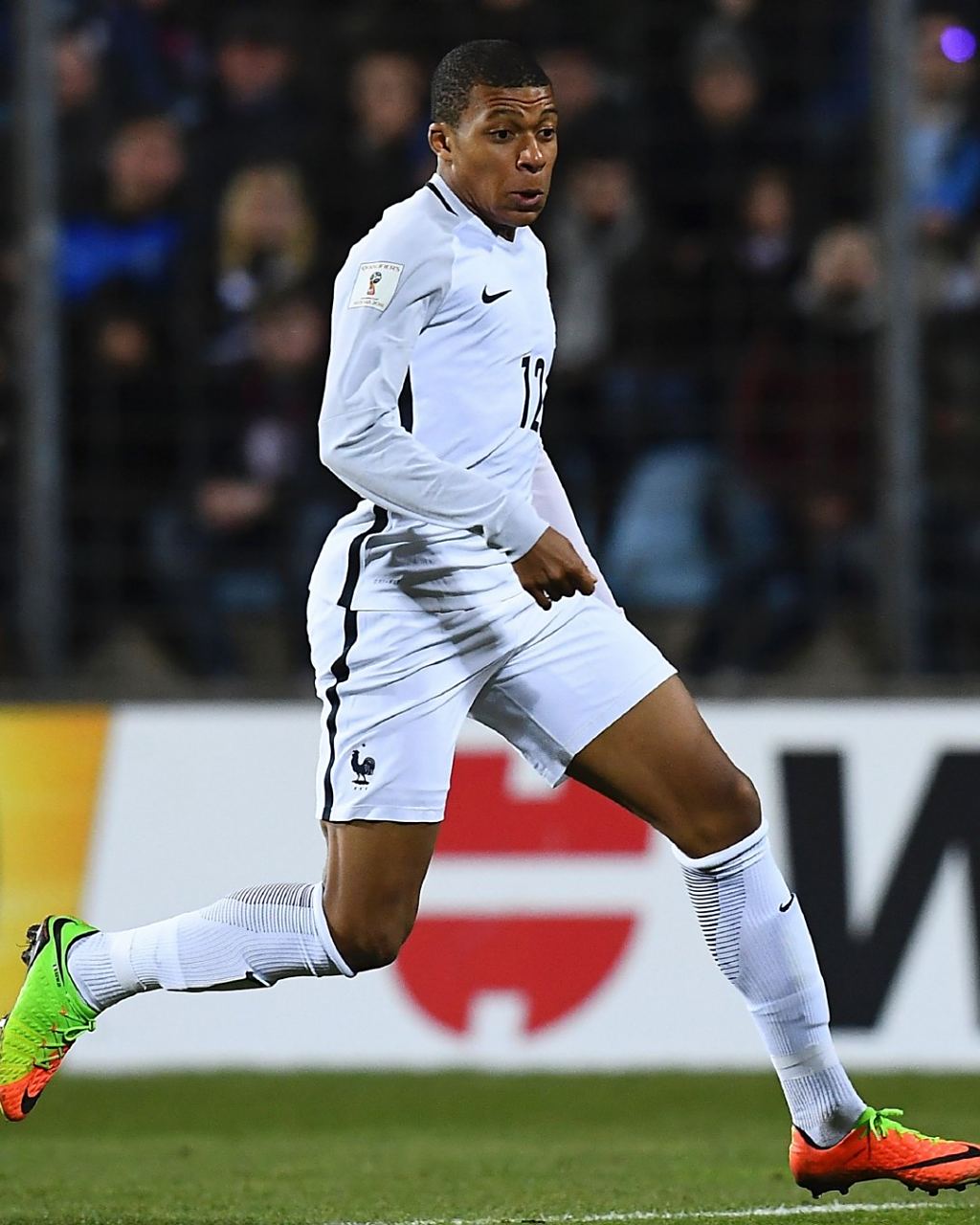 迈尼昂与蜡笔联袂助力米兰夺取三分：3-1战胜科莫，二人主宰全场比赛